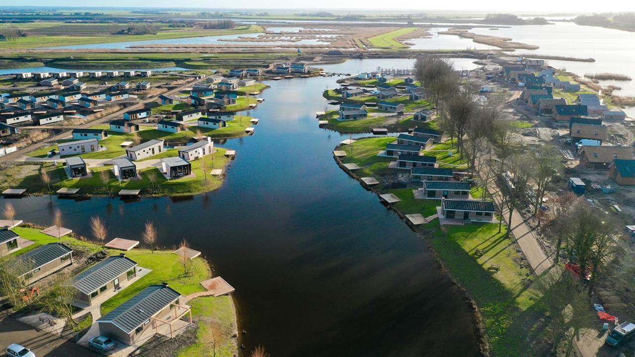 Tiny Vakantiehuis Aan Het Water Met Eigen Steiger En Airco Kampen Bagian luar foto