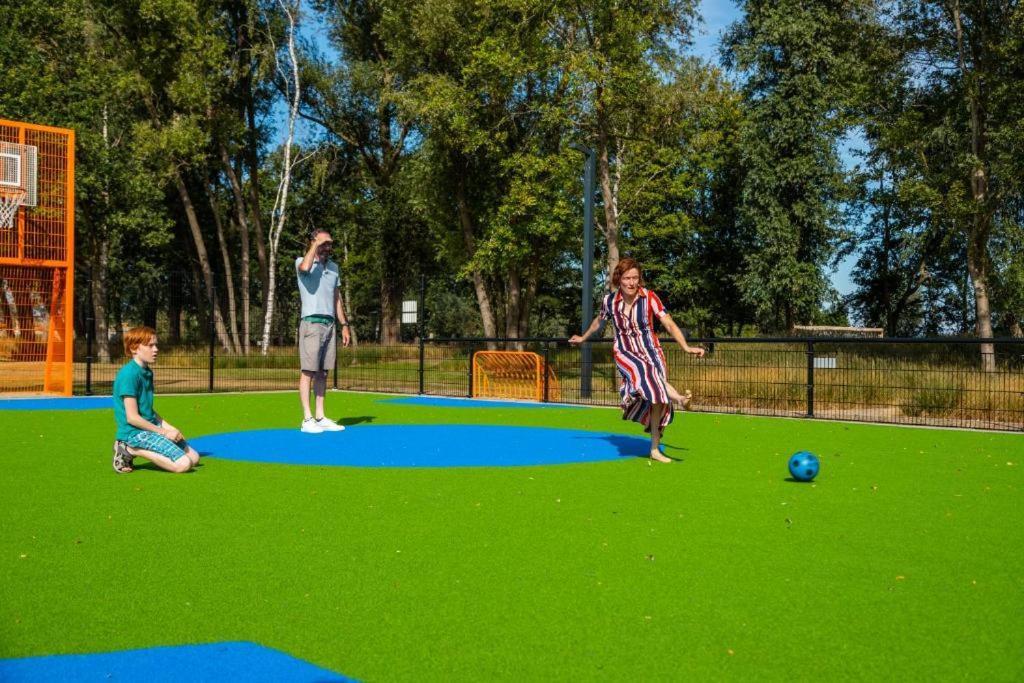 Tiny Vakantiehuis Aan Het Water Met Eigen Steiger En Airco Kampen Bagian luar foto